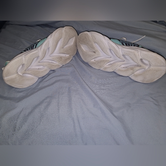 A pair of Seattle Kraken Chris athletic shoes in a EU 43 size 43, or US 9/9.5. - Picture 12 of 12